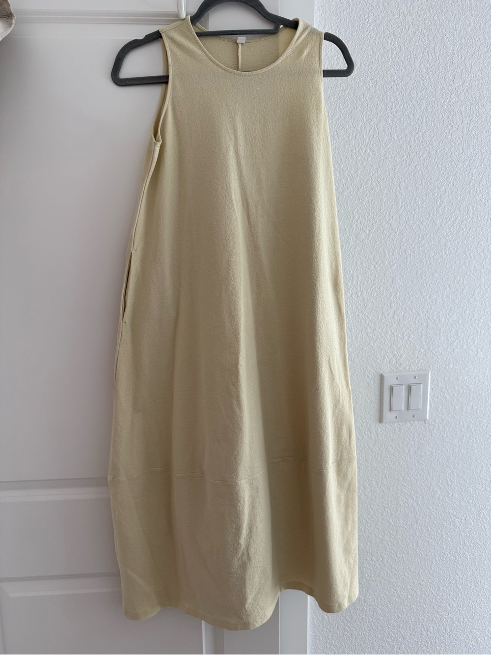 Uniqlo Sleeveless Barrel Dress in light yellow